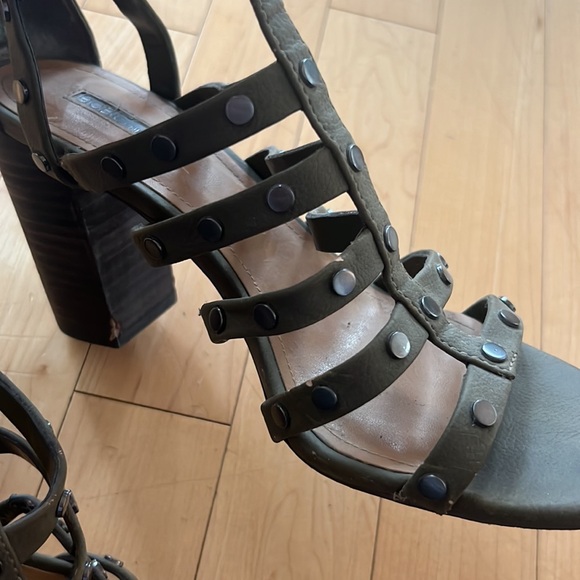 BCBG olive heels - Picture 3 of 5